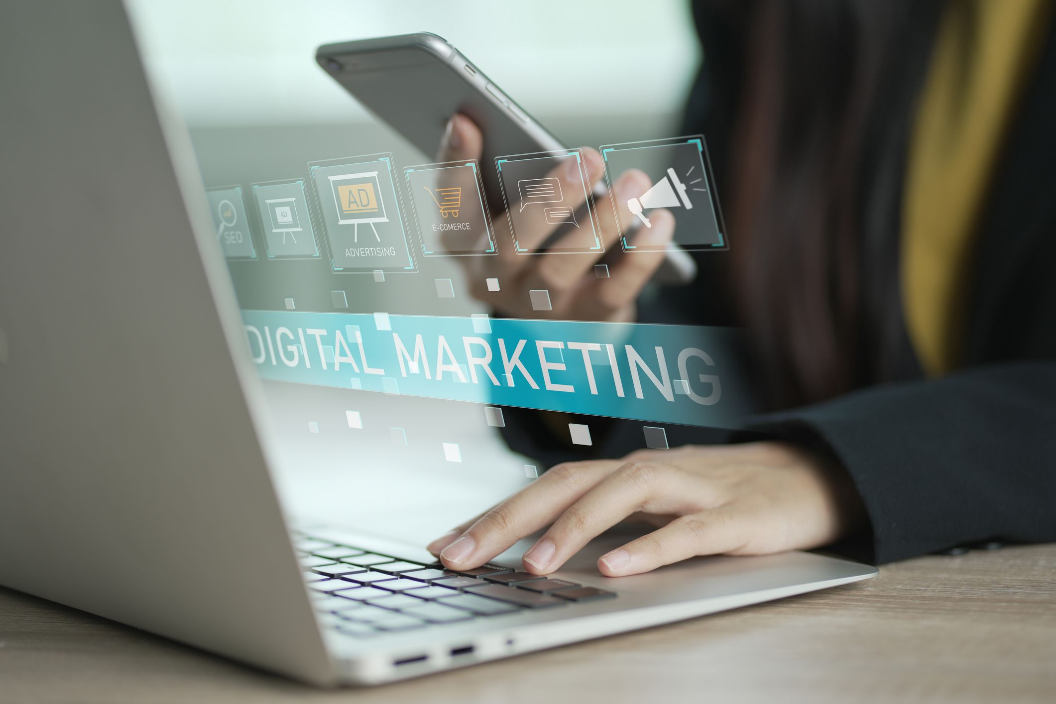 Frau an Laptop und Smartphone ist am Onlineshoppen